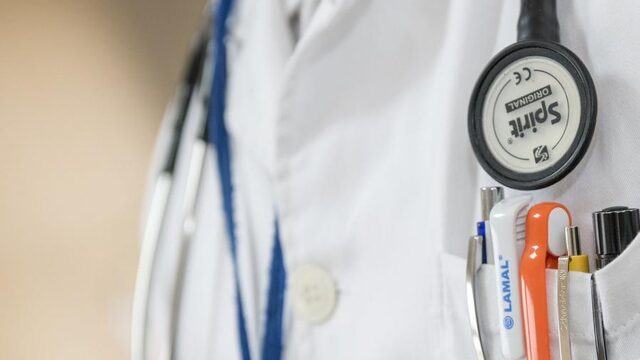 Doktersassistente doet haar verhaal: 'Hij liet zijn mes zien en wilde me neersteken'