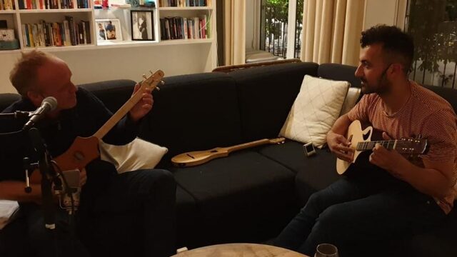 Eus krijgt muziekles van Stef Bos