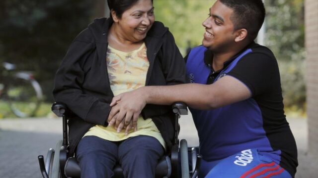 Viroen (24) zorgt al jaren voor zijn moeder