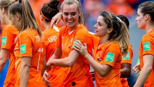 Nederland schudt Kameroen van zich af en plaatst zich voor achtste finales