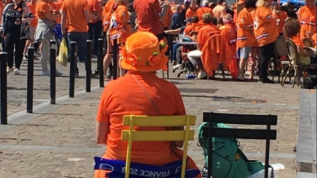 Oranjegekte tussen mitrailleurs en road blocks