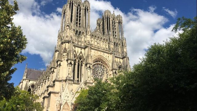 Een ijsje en de kathedraal op de rustdag in Reims