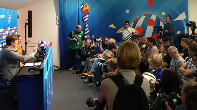 Blijf van die bal af, Van de Donk!