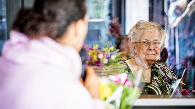Stand.nl: 'Zolang corona rondwaart, moeten ouderen worden afgeschermd'