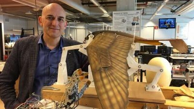 Vliegt deze robotvogel straks precies als een echte vogel?