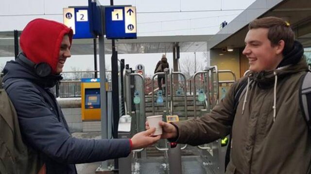 Gratis koffie tegen eenzaamheid op station Helmond