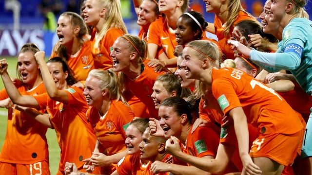 Hoe het vrouwenvoetbal in 100 jaar tijd volwassen werd