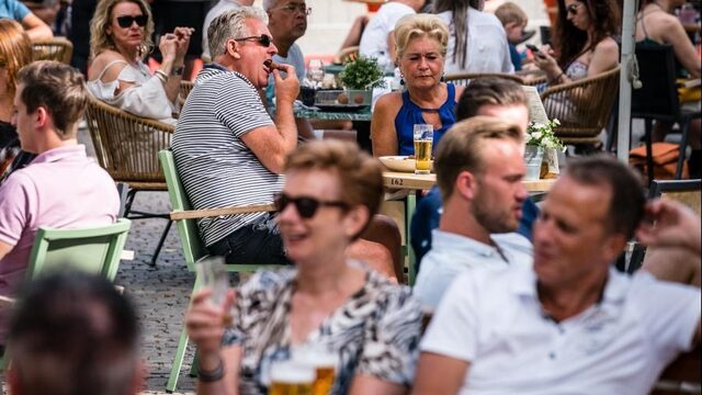 Burgemeester Emile Roemer: 'Gooi de terrassen open'