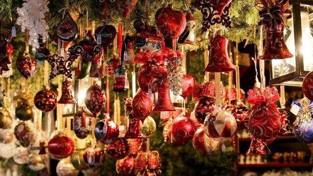 De jaarlijkse kerstborrel: dé plek voor jonge heimelijke geliefden