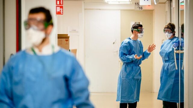 Hoogleraar klinische virologie: 'Nu versoepelen is verantwoord, we staan op een keerpunt'