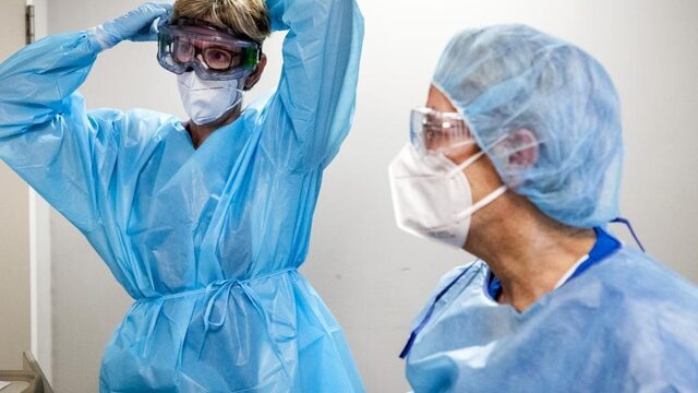 'Laat zorgpersoneel vaker mondmasker dragen'