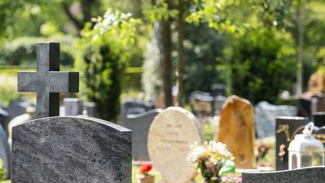 Gemeenten lijken kosten grafrechten onnodig hoog te houden