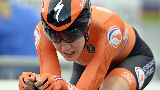 Van der Breggen is wereldkampioen tijdrijden na harde crash topfavoriet Dygert