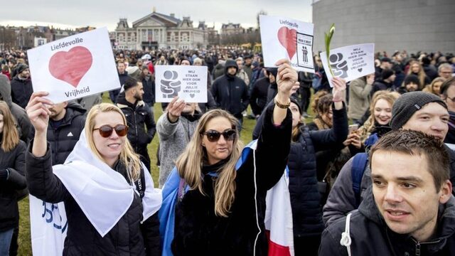Waterkanon ingezet in Eindhoven, ook demonstranten Museumplein Amsterdam moeten weg