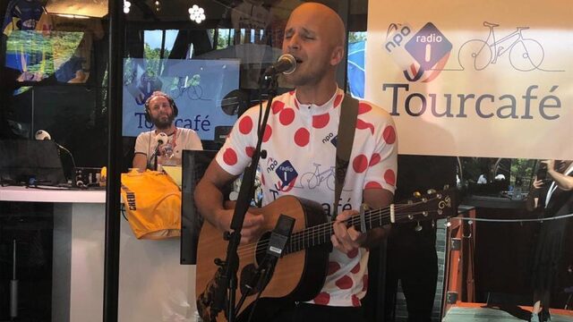 Milow live in het NPO Radio 1 Tourcafé: 'Dit is terug naar de begindagen, alleen de gitaar, de stem en lief publiek'