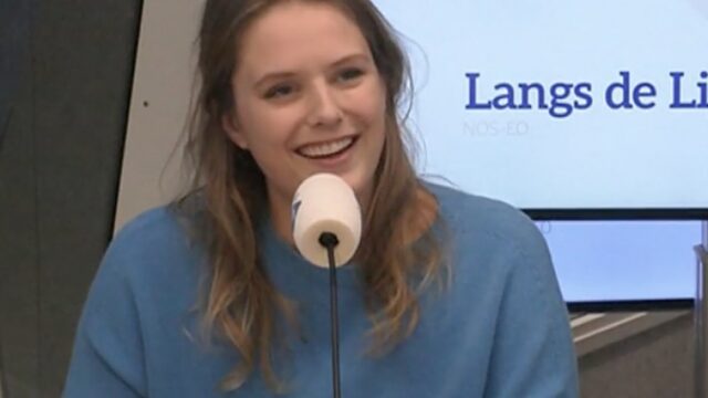 Singer-songwriter Maaike Ouboter gaat helemaal alleen het theater in