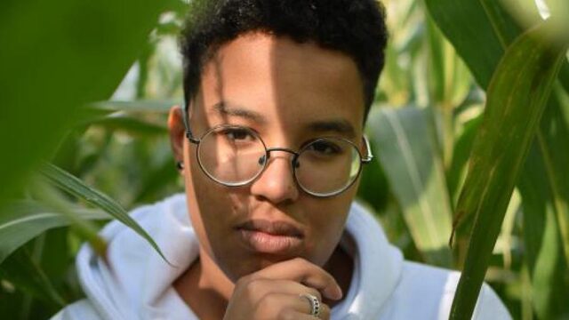 Non-binaire Nanoah (19) moest gestenigd worden