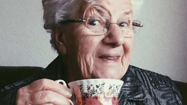 Deze 5 media-savvy senioren zijn het volgen waard