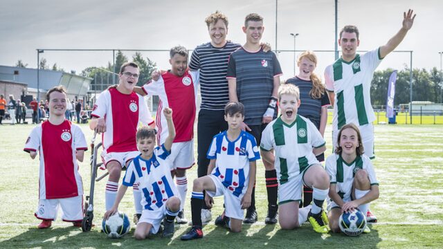 Klaas van Kruistum volgt bijzondere voetballers in FC De Helden