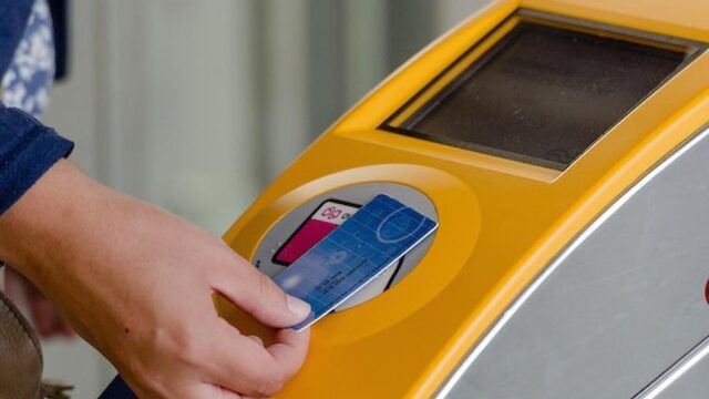 Reizigers ov betalen honderden euro's te veel door verschillen in tariefsystemen