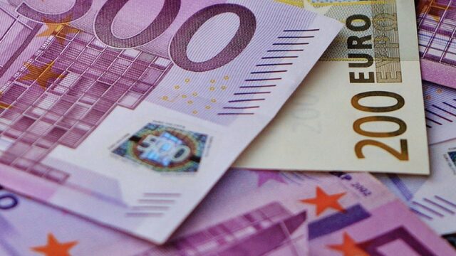 Hoe een topambtenaar tijdens bezuinigingen wordt gesandwicht