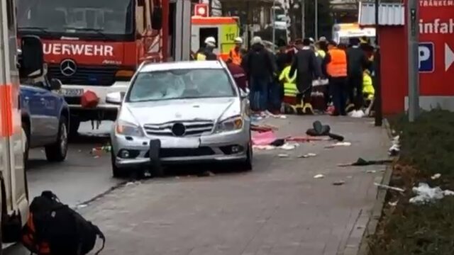 Auto rijdt in op carnavalsoptocht in Duitse stadje Volkmarsen