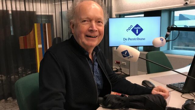Paul Haenen doet boekje open in verschenen dagboeken