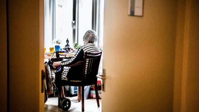 Verpleeghuizen strijken over het hart en laten soms bezoek toe