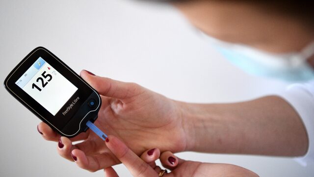 Kan ik bloedprikken voor een controle bij diabetes overslaan? Vragen en antwoorden uit het coronaspreekuur