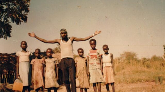 De 'gezellige familiefoto's' van het Verzetsleger van de Heer