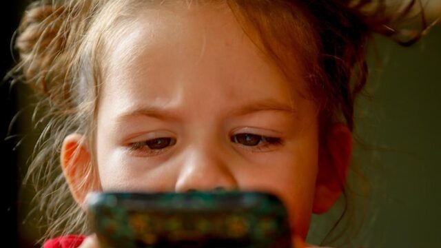 Grote zorgen om bijziendheid jonge kinderen: 'Ga naar buiten en las pauzes voor de ogen in'