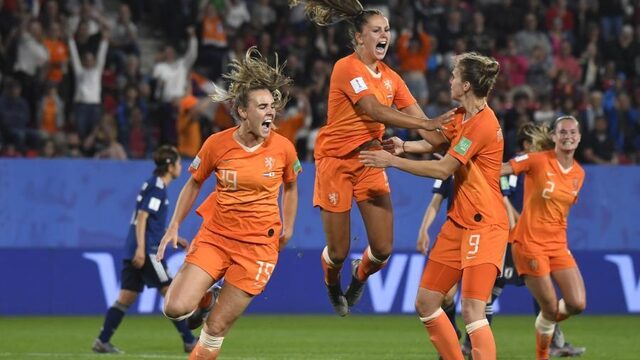 Oranjeleeuwinnen schrijven geschiedenis: Nederlands elftal naar kwartfinales WK