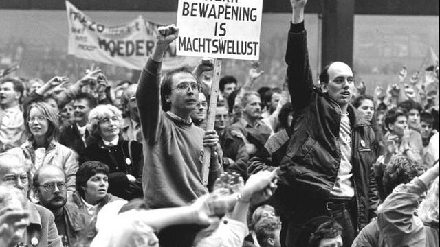 Deze Dag Toen: demonstranten keren Lubbers de rug toe