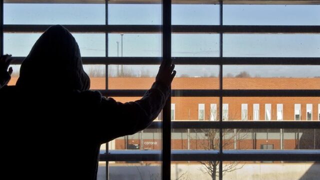 Kinderen een nacht in de cel voor kleine overtredingen: 'Nooit doen, het is een traumatische ervaring'