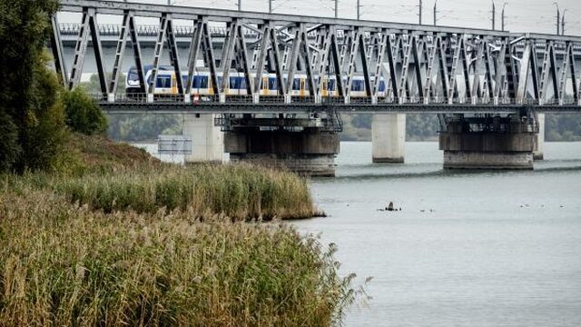 Spoorlijn op de Moerdijkbrug op de schop