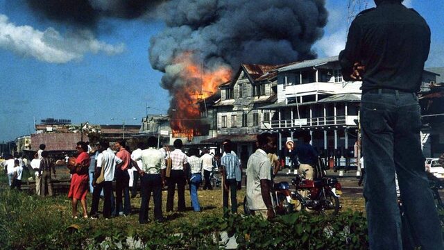 Podcast De Dag: Terug naar Paramaribo, 25 februari 1980