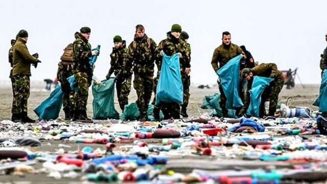 Podcast De Dag: Hoe gevaarlijk is de 'container-snelweg' boven de Wadden?