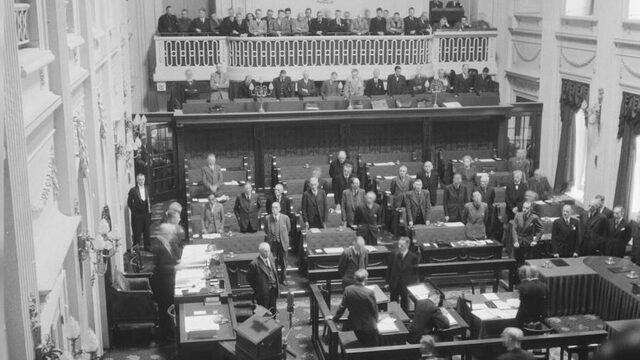Met worst en rookvlees ging de Tweede Kamer 75 jaar geleden weer aan het werk