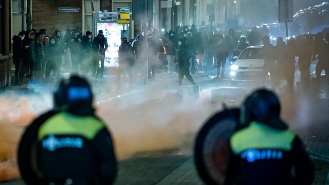 Opnieuw rellende jongeren op straat: arrestaties, ME en waterkanon