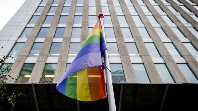‘Stop met het hijsen van de regenboogvlag’