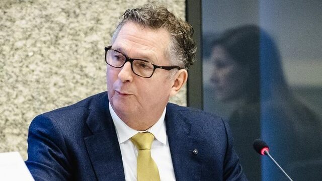 Rapport 'Klem tussen balie en beleid' is spiegel voor Kamerleden | NPO
