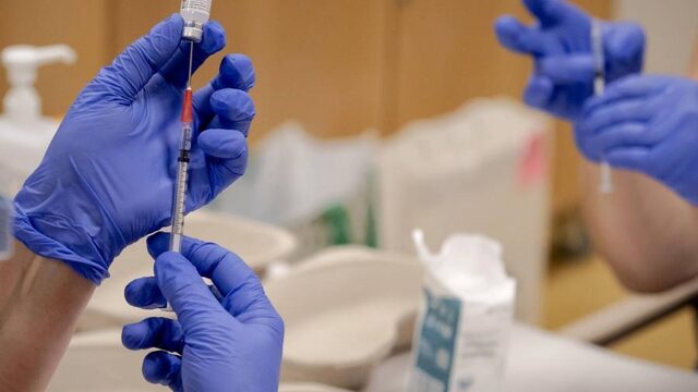 'Spierpijn en hoofdpijn veelvoorkomende bijwerkingen Pfizer-vaccin'