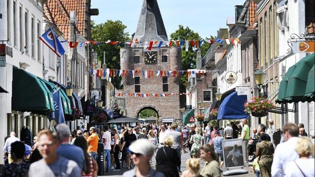 Politieke strijd om illegale koopzondag Elburg