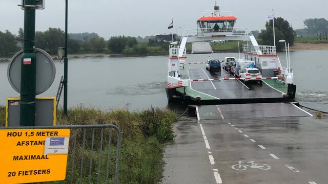 Een halfjaar na de lockdown: het is nog rustig op de veerdienst van Petra en Ton