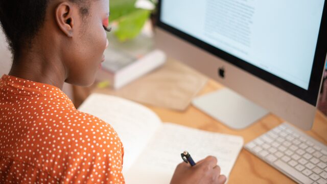 'Thuisblijven is het nieuwe verantwoordelijkheid nemen, ziek doorwerken is het nieuwe onverantwoord'