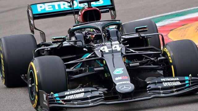 Hamilton wint ook op Imola, klapband kost Verstappen tweede plaats