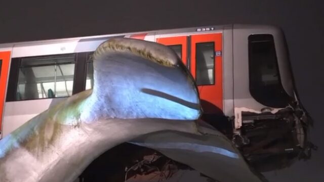 Metro rijdt door stopblok Spijkenisse en balanceert hoog boven water