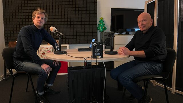 Advocaat Peter Plasman staat kunstenaar Juliaan Andeweg bij