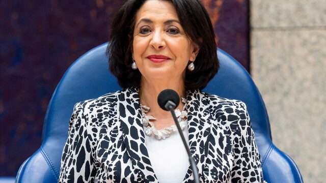 Khadija Arib: 'Er zijn Kamerleden die de plenaire zaal als Studio Aalsmeer gebruiken'