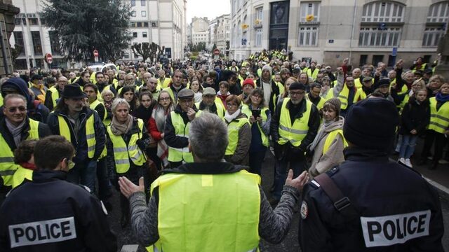 Franse 'gele hesjes' verbeteren woordvoering na rellen